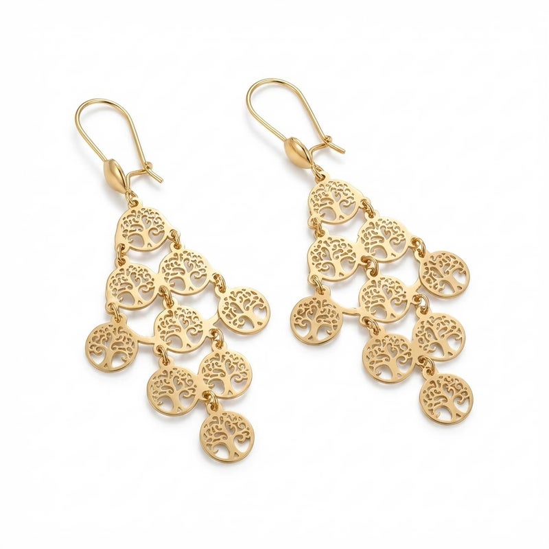 حلق ذهبي طويل بتصميم دوائر بداخلها شكل "شجرة الحياة" مفرغ بدقة، دلايات متحركة تمنحكِ مظهراً حيوياً وبريقاً لافتاً. قطعة رمزية غاية في الرقة والأناقة. - Image 1